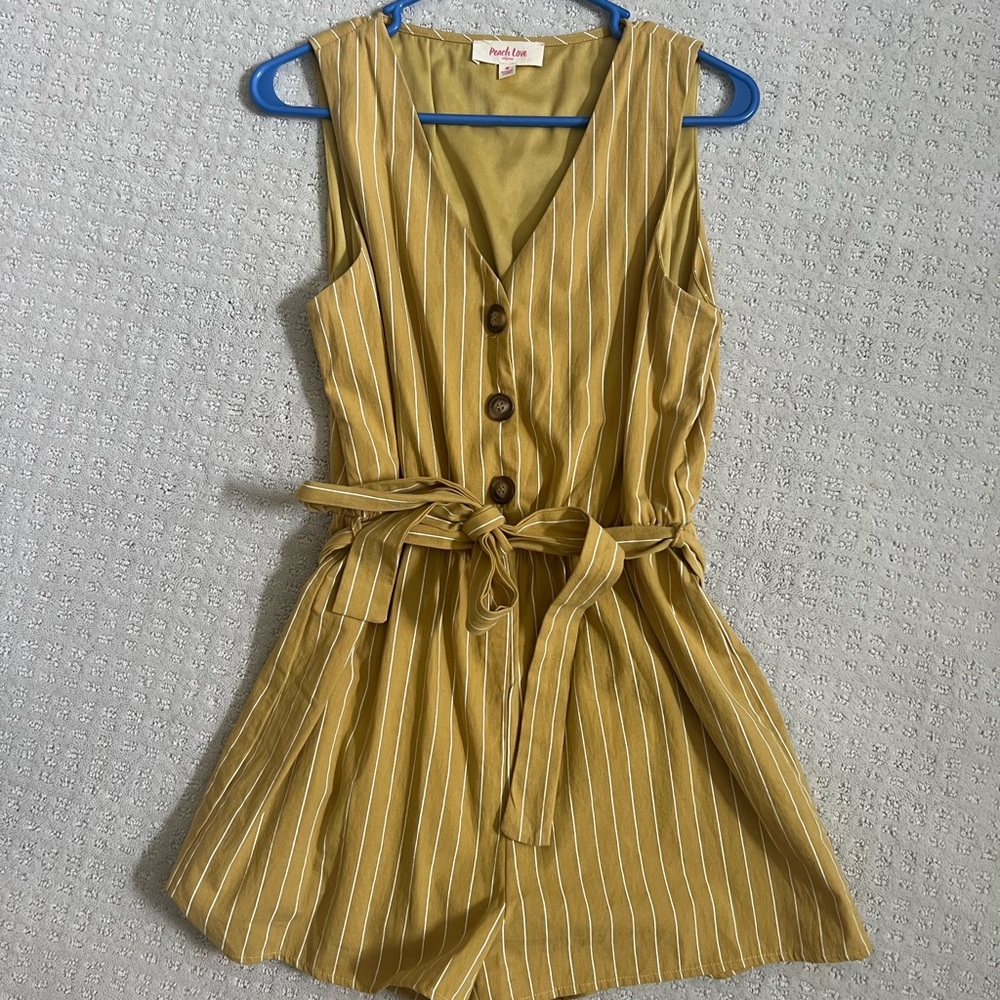 Size medium romper worn twice!